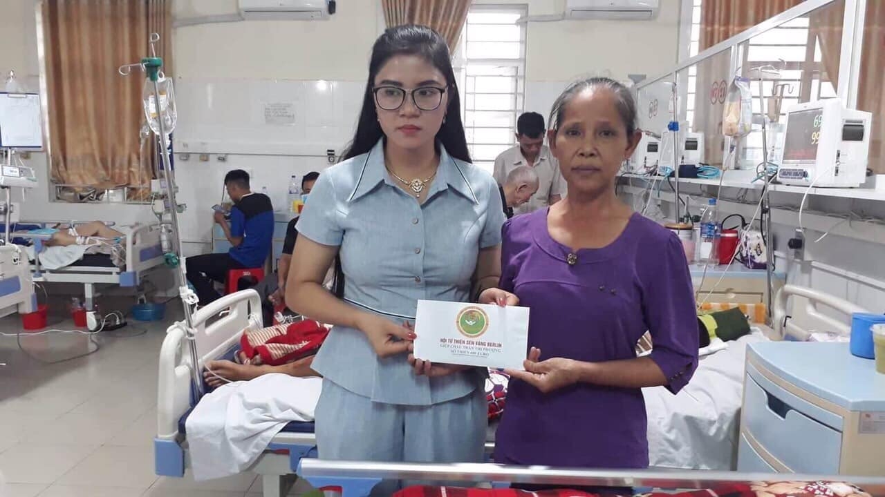 Sen vàng Berlin phát cháo cho bệnh nhân bệnh viện E Hà Nội sen vang berlin phat chao cho benh nhan benh vien e ha noi