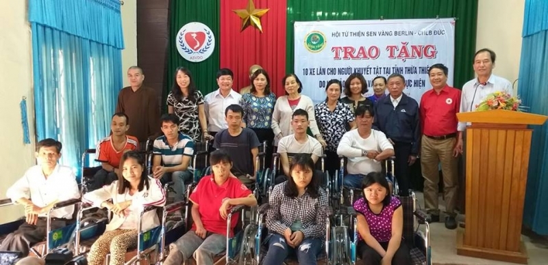 Sen vàng Berlin phát cháo cho bệnh nhân bệnh viện E Hà Nội sen vang berlin phat chao cho benh nhan benh vien e ha noi