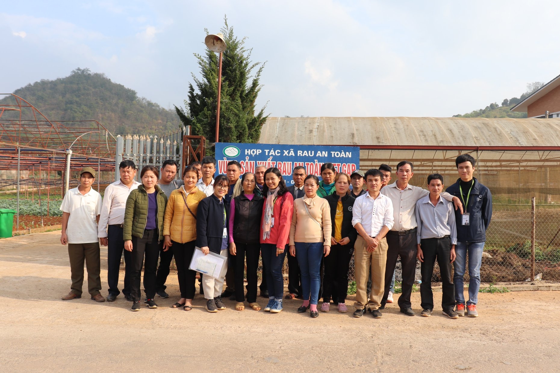 GNI giúp người dân Mường Pa (Hòa Bình) phát triển mô hình rau an toàn gni giup nguoi dan muong pa hoa binh phat trien mo hinh rau an toan