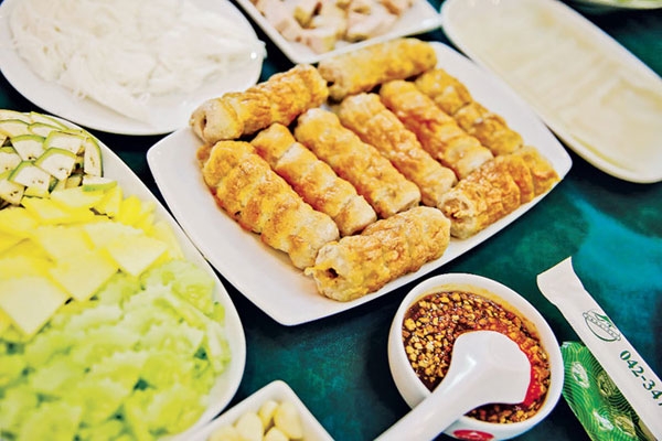 nem nuong dac san giup am thuc viet ghi diem voi thuc khach thai lan