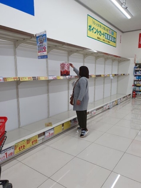 Các mặt hàng tiêu dùng tại siêu thị Nhật Bản khan hiếm báo động vì COVID-19 dong cua truong hoc vi covid 19 cac mat hang tieu dung tai sieu thi nhat ban khan hiem bao dong