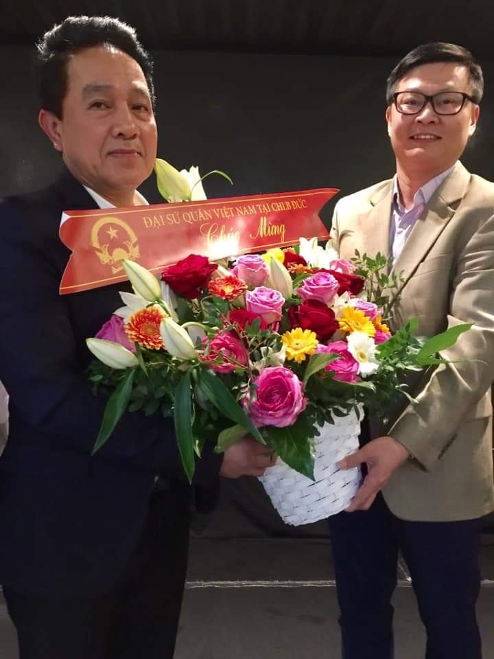 berlin ra mat ban chap hanh cau lac bo bao chi dau tien cua nguoi viet o nuoc ngoai