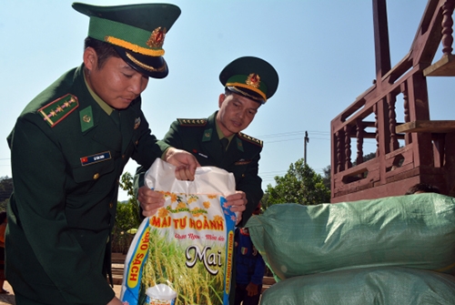 bo doi bien phong hue trao 50 trieu tien qua cho ba con vung giap bien lao