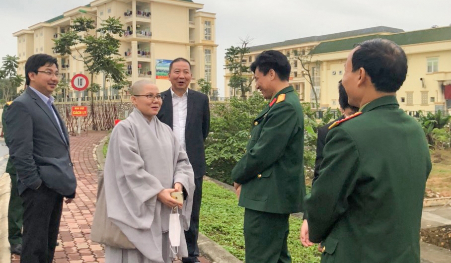 hoi phat tu viet nam tai han quoc tham va tang qua trung tam cach ly nguoi tu vung dich tro ve