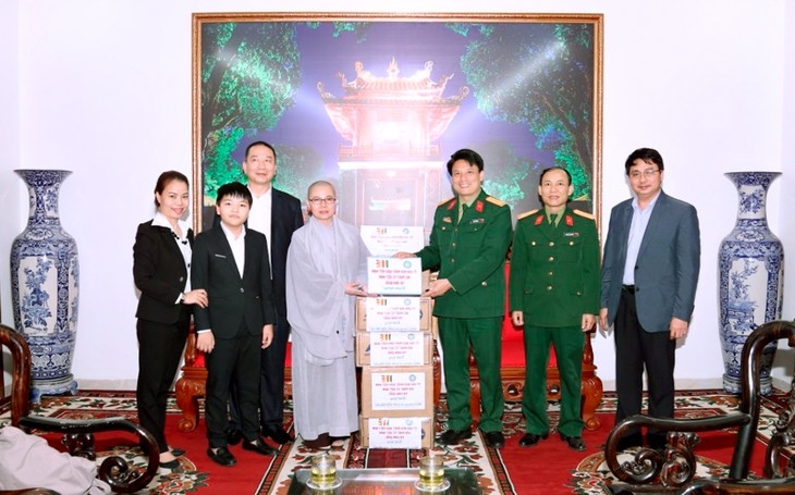 hoi phat tu viet nam tai han quoc tham va tang qua trung tam cach ly nguoi tu vung dich tro ve