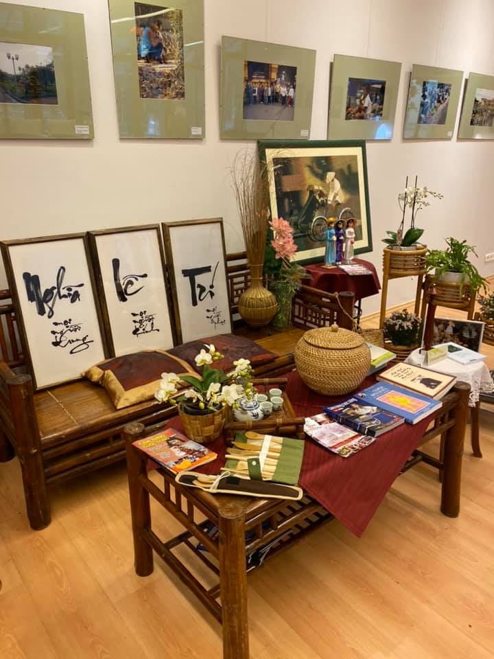 trien lam tranh anh ve viet nam tai hungary nhan ky niem 70 nam quan he huu nghi hai nuoc