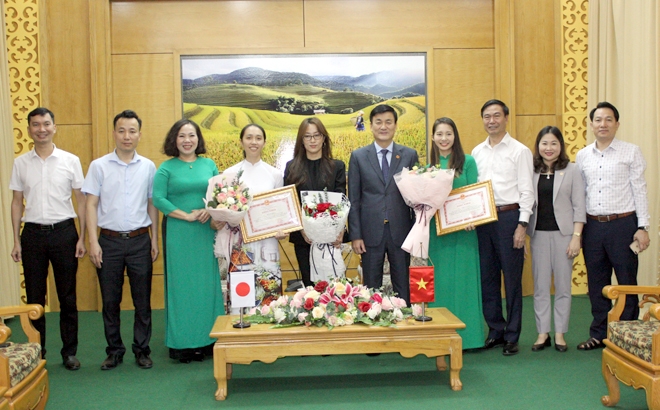 yen bai trao tang bang khen cho 2 tinh nguyen vien jica nhat ban