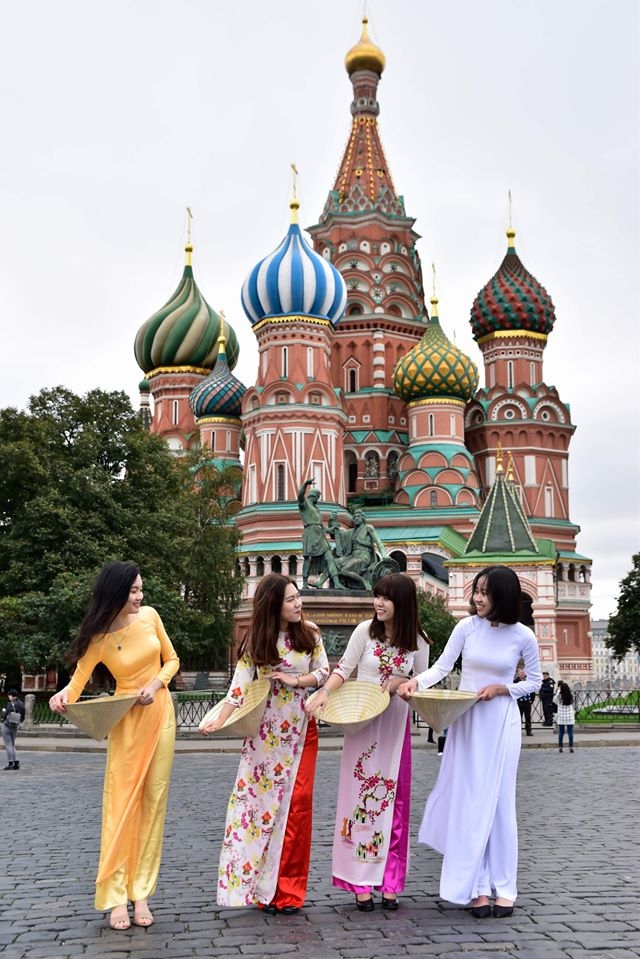 Áo dài Việt Nam tỏa sáng tại xứ sở Bạch Dương ao dai viet nam toa sang tai xu so bach duong