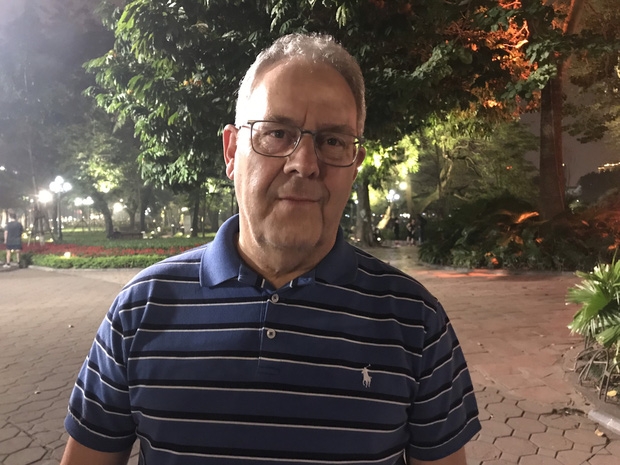 nguoi nuoc ngoai tai ha noi vung long trong mua dich covid 19