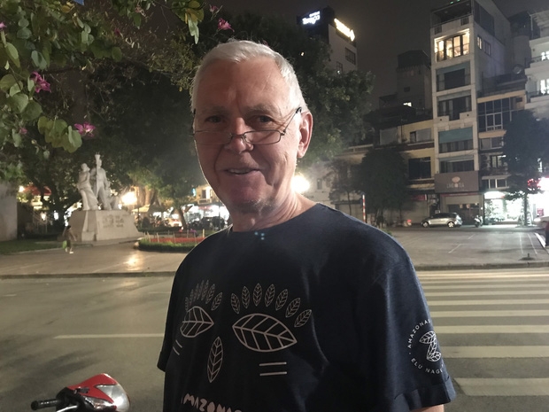 nguoi nuoc ngoai tai ha noi vung long trong mua dich covid 19