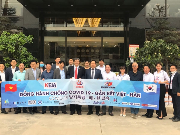 vkbia va korcham tai tro hang ngan khau trang cho ba con thuoc dien cach ly tai quang ninh