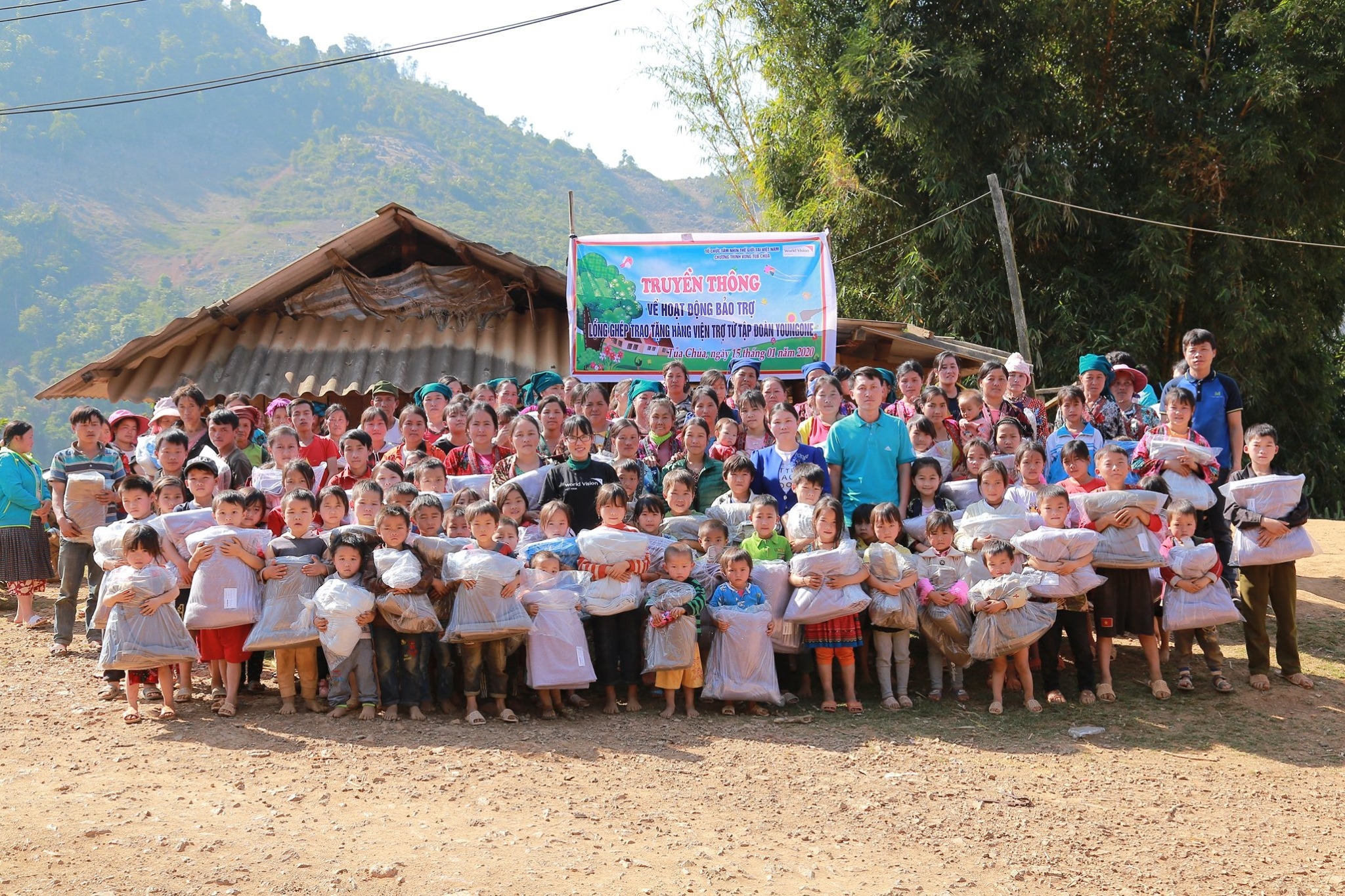 tam nhin the gioi world vision vietnam trao 30 con bo giong cho nguoi dan dien bien
