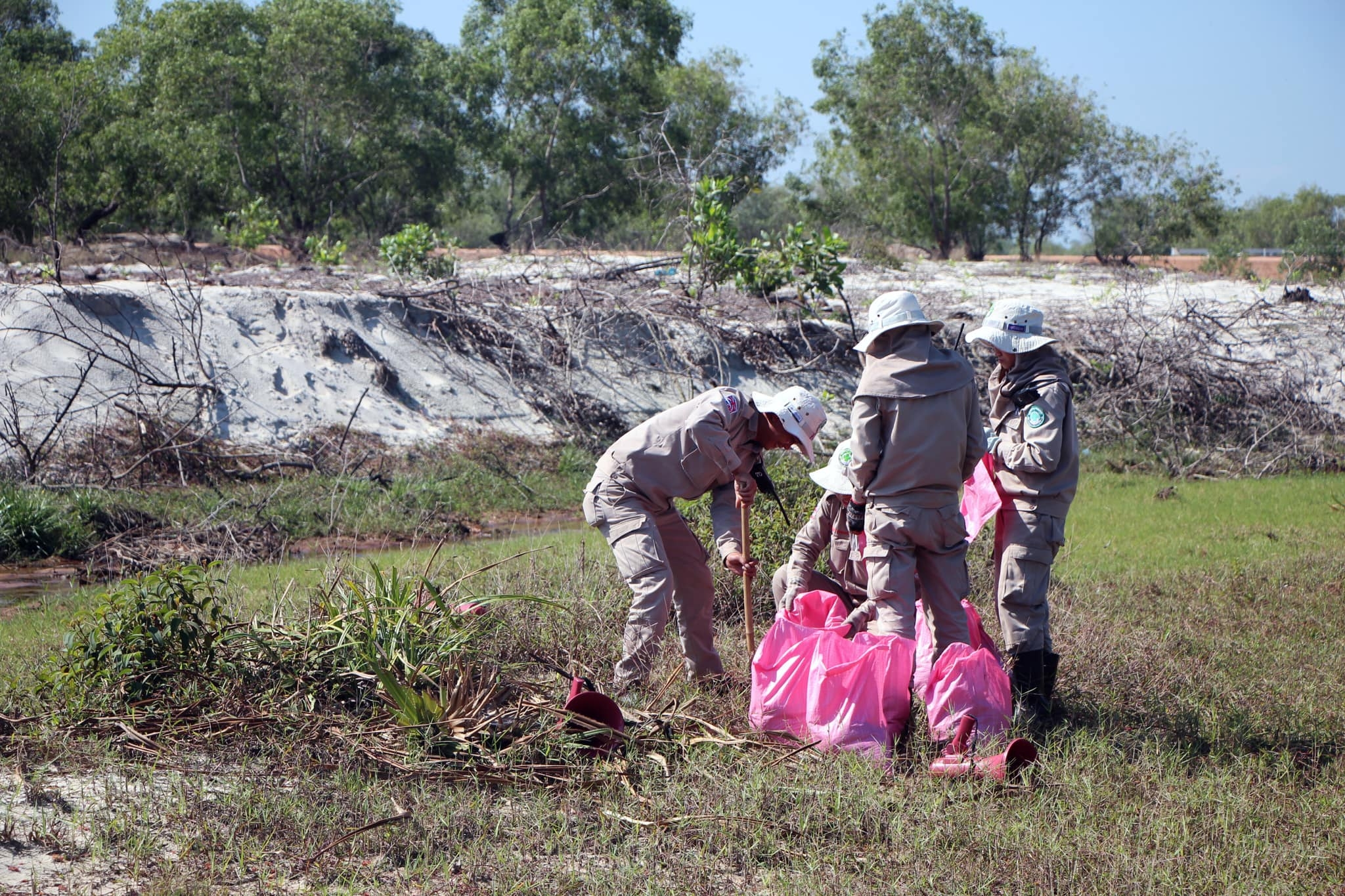npa renew giup quang tri khac phuc hau qua bom min chien tranh