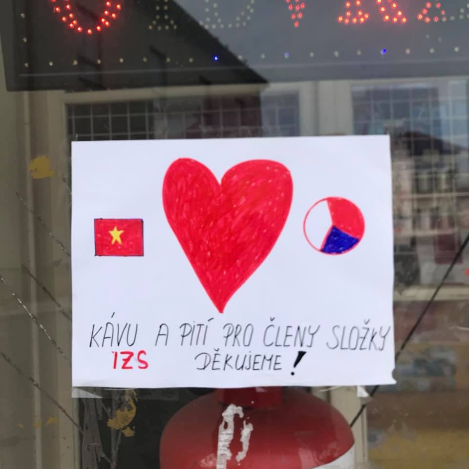 cong dong nguoi viet tai czech chung tay mang thong diep trai tim xua tan covid 19