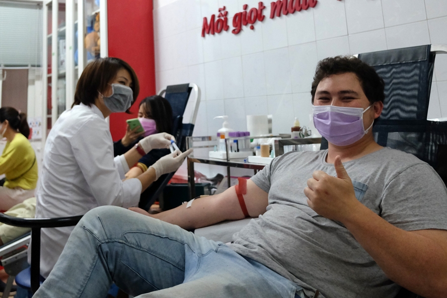 nguoi nuoc ngoai tai ha noi tham gia hien mau nhan dao