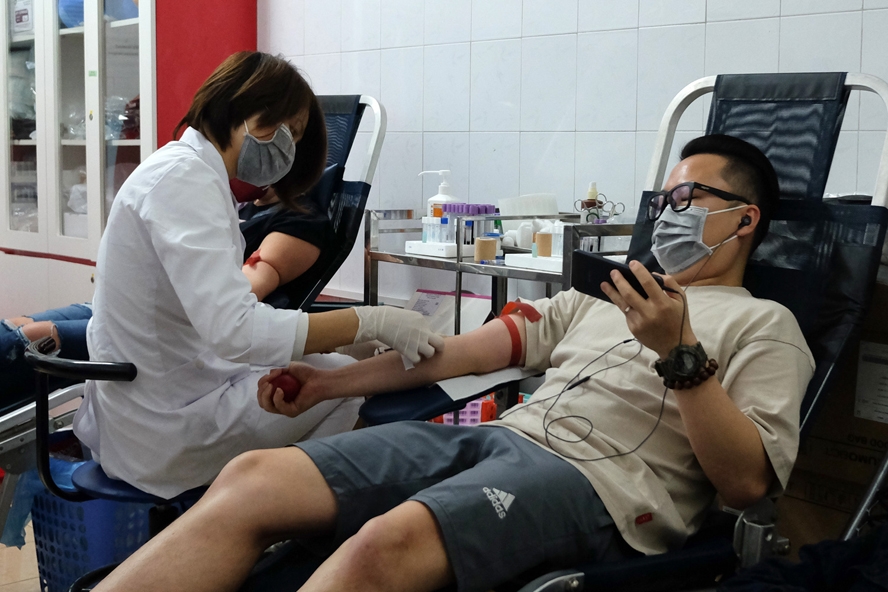 nguoi nuoc ngoai tai ha noi tham gia hien mau nhan dao