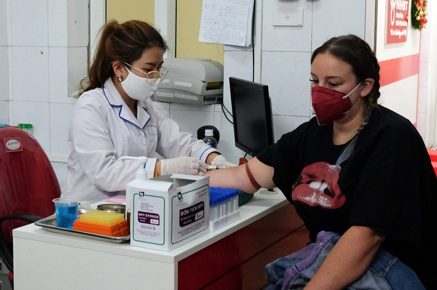 nguoi nuoc ngoai tai ha noi tham gia hien mau nhan dao