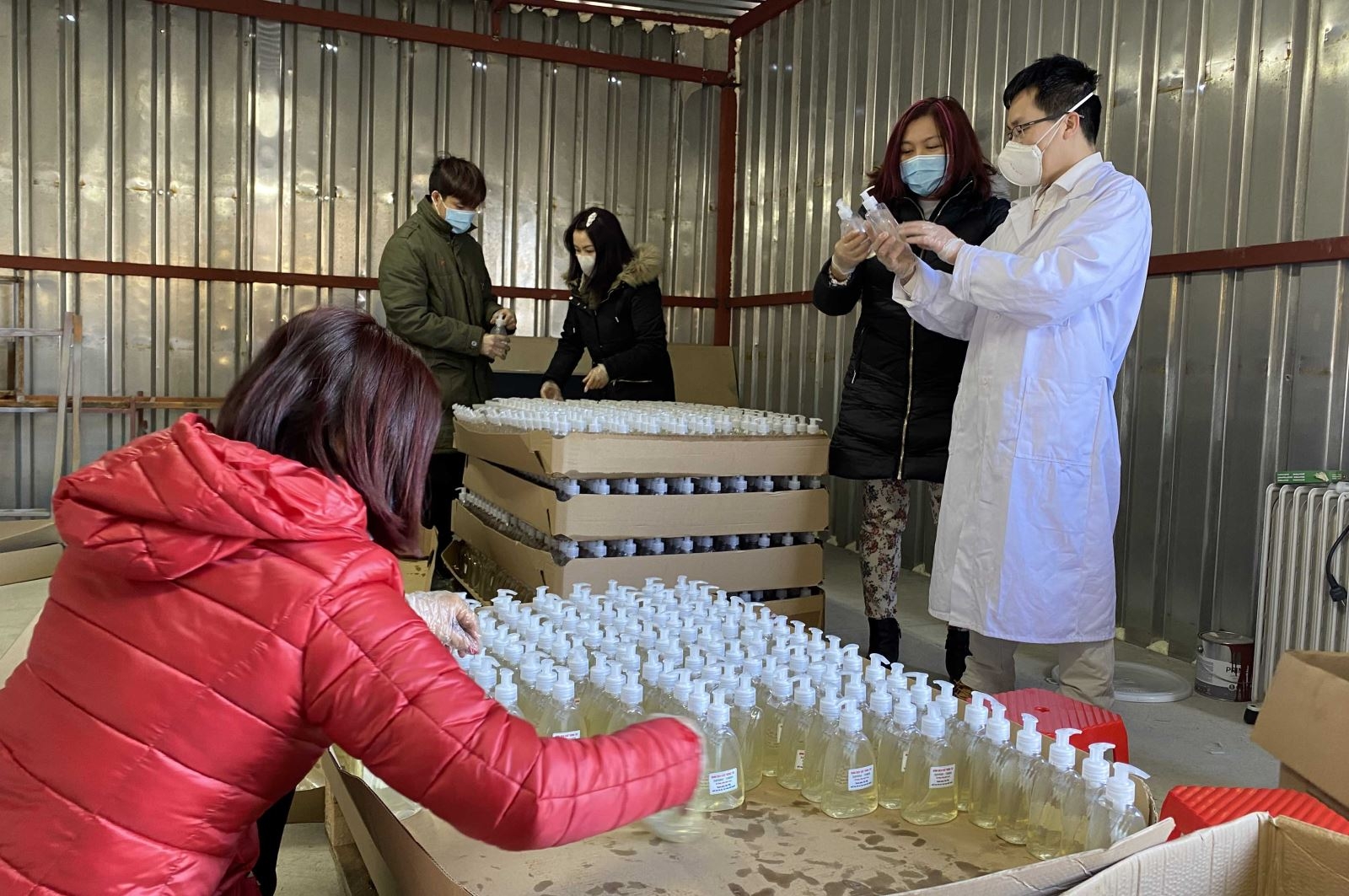 Cộng đồng người Việt tại Séc may 6000 khẩu trang hỗ trợ nước sở tại chống COVID-19 cong dong nguoi viet tai sec may 6000 khau trang ho tro nuoc so tai chong covid 19