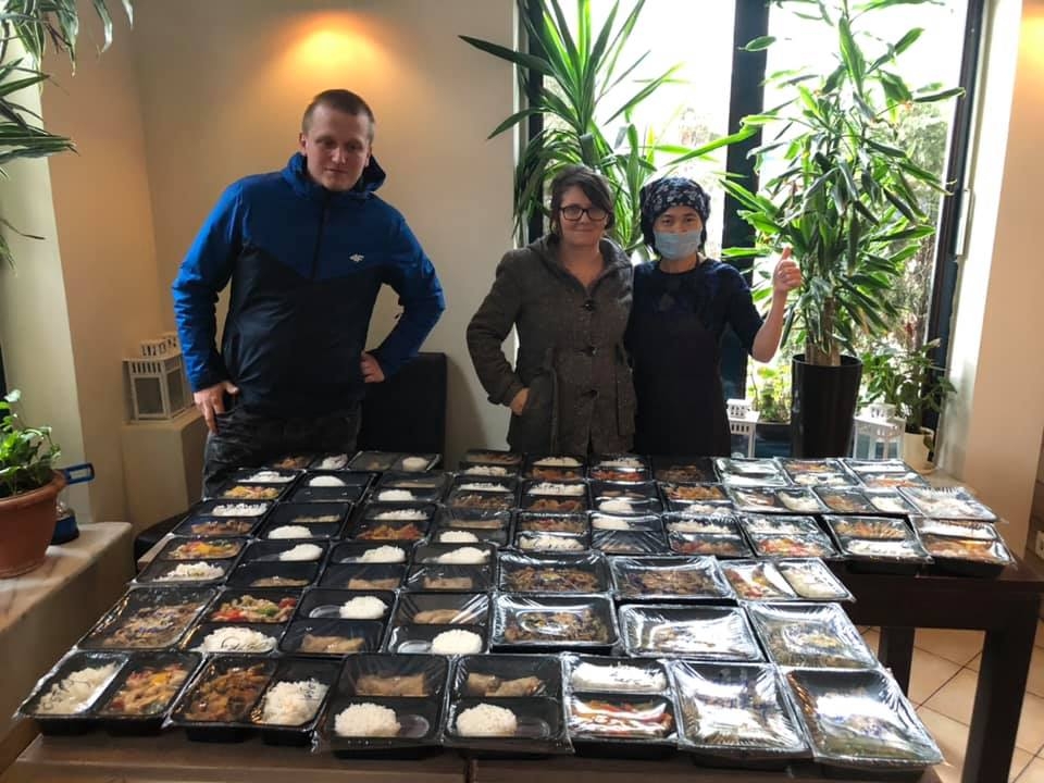 cong dong nguoi viet nam tai ba lan tai tro 800 suat an trua cho benh vien warszawa