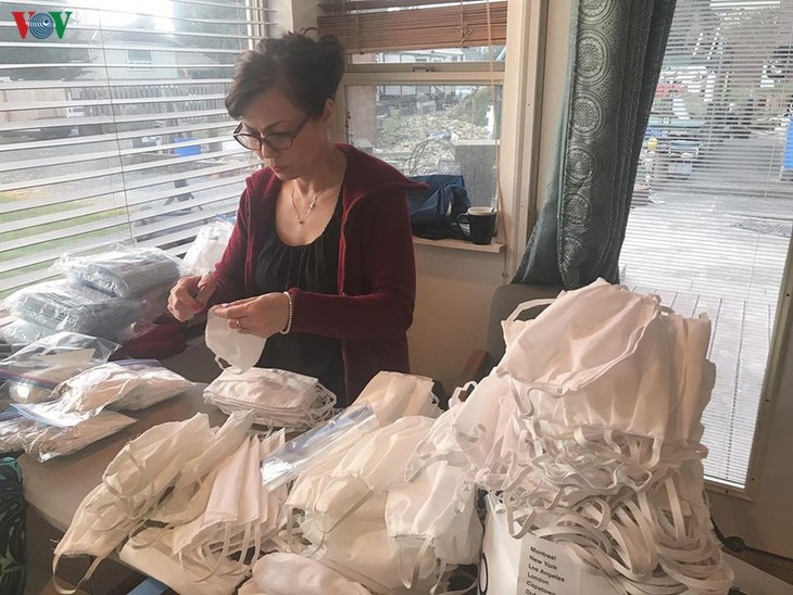 Người Việt ở Mỹ may khẩu trang tặng các bệnh viện phòng chống Covid-19 nguoi viet o my may khau trang tang cac benh vien phong chong covid 19