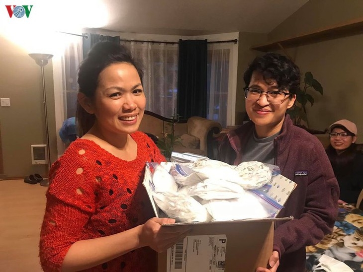 Người Việt ở Mỹ may khẩu trang tặng các bệnh viện phòng chống Covid-19 nguoi viet o my may khau trang tang cac benh vien phong chong covid 19