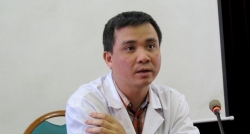 giam doc y te anh xuat hien trieu chung covid 19