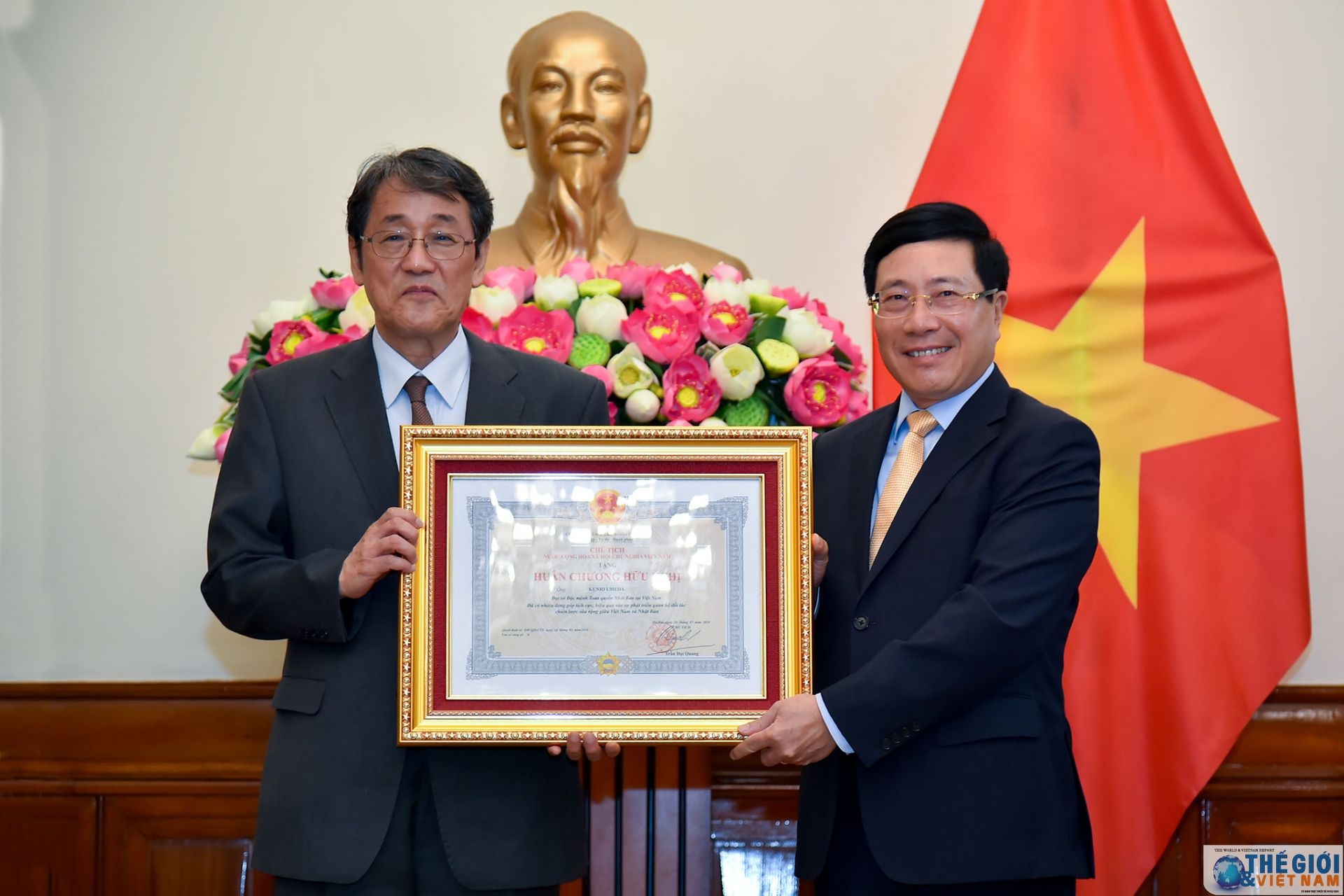pho thu tuong pham binh minh trao huan chuong huu nghi cho dai su nhat ban umeda kunio