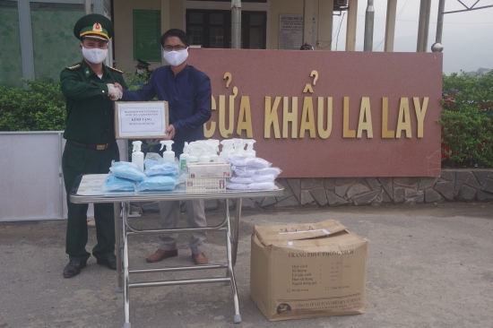 Bộ đội biên phòng tỉnh Quảng Trị tặng vật tư y tế cho nhân dân nước bạn Lào chống COVID-19 bo doi bien phong tinh quang tri ta ng va t tu y te cho nhan dan nuo c ba n la o chong covid 19