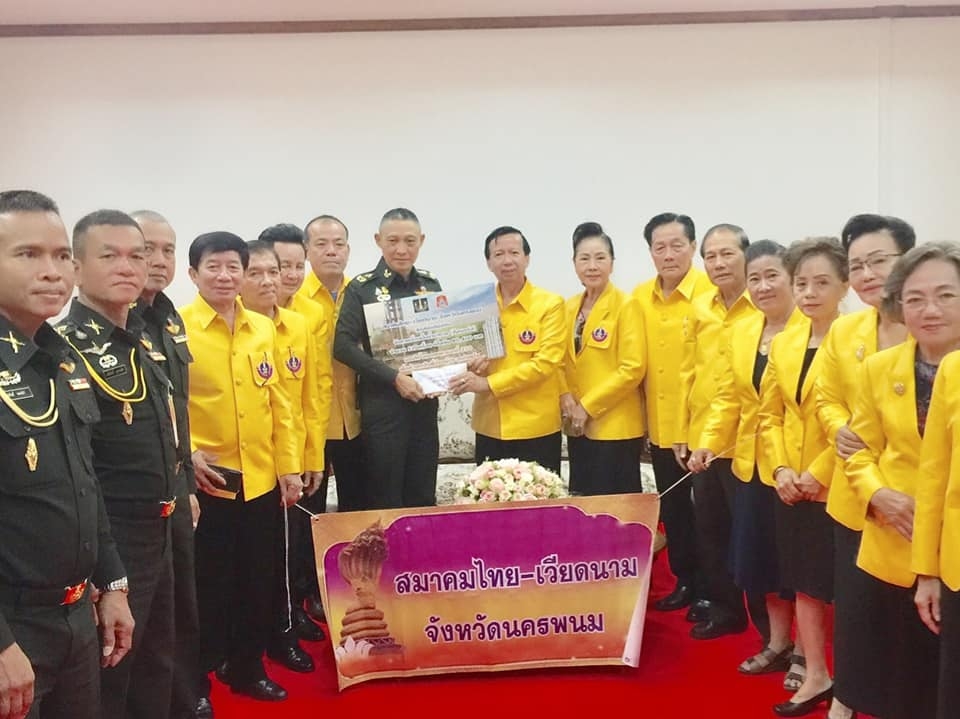 Việt Nam trao 4000 lít nước sát trùng hỗ trợ nhân dân Nakhon Phanom, Thái Lan chống COVID-19 viet nam trao 4000 lit nuoc sat trung ho tro nhan dan nakhon phanom thai lan chong covid 19