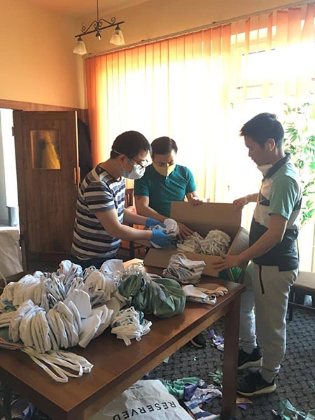 nguoi viet tai berlin may khau trang ung ho duc chong covid 19