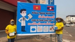 Người Việt tại Lào tặng khẩu trang miễn phí, tự nguyện cách ly an toàn trong mùa COVID-19
