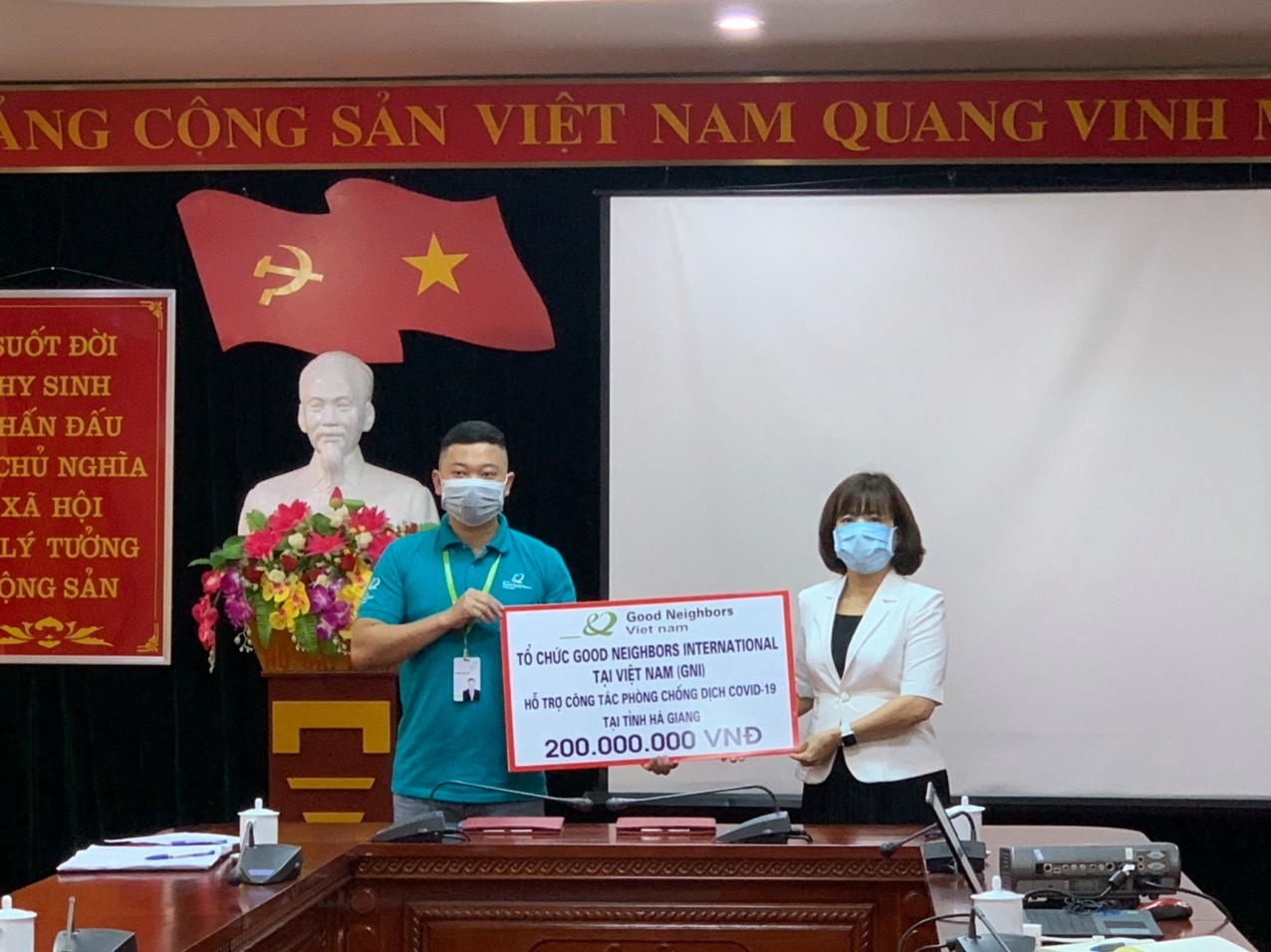 gni ho tro trang thiet bi y te tri gia 200 trieu dong giup ha giang chong covid 19