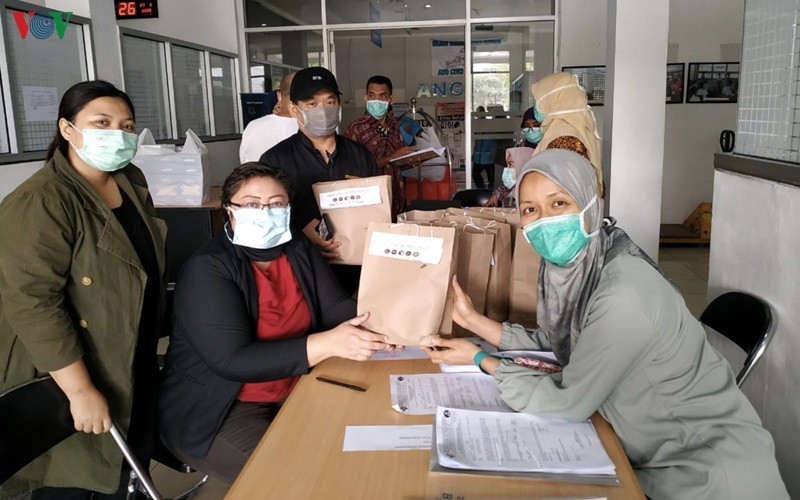 Công ty Việt tặng hơn 1000 chiếc bánh mì giúp các bác sĩ tại Indonesia chống COVID-19 cong ty viet tang hon 1000 chiec banh mi giup cac bac si tai indonesia chong covid 19