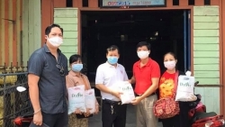 Tổng lãnh sự quán Việt Nam tại Preah Sihanouk, Campuchia tặng khoảng 3000 khẩu trang cho bà con gốc Việt