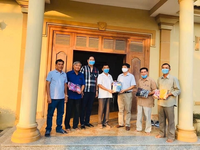 Tổng lãnh sự quán Việt Nam tại Preah Sihanouk, Campuchia tặng khoảng 3000 khẩu trang cho bà con gốc Việt tong lanh su quan viet nam tai preah sihanouk campuchia tang khoang 3000 khau trang cho ba con goc viet