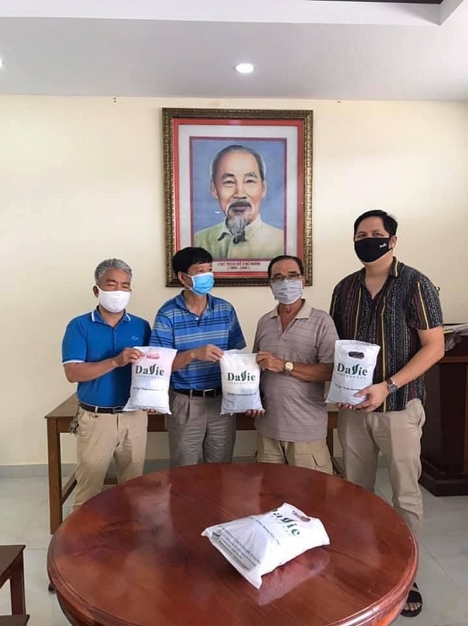 Tổng lãnh sự quán Việt Nam tại Preah Sihanouk, Campuchia tặng khoảng 3000 khẩu trang cho bà con gốc Việt tong lanh su quan viet nam tai preah sihanouk campuchia tang khoang 3000 khau trang cho ba con goc viet