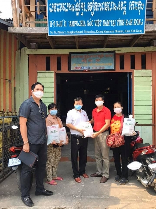 Tổng lãnh sự quán Việt Nam tại Preah Sihanouk, Campuchia tặng khoảng 3000 khẩu trang cho bà con gốc Việt tong lanh su quan viet nam tai preah sihanouk campuchia tang khoang 3000 khau trang cho ba con goc viet