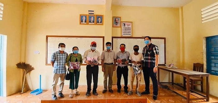 Tổng lãnh sự quán Việt Nam tại Preah Sihanouk, Campuchia tặng khoảng 3000 khẩu trang cho bà con gốc Việt tong lanh su quan viet nam tai preah sihanouk campuchia tang khoang 3000 khau trang cho ba con goc viet