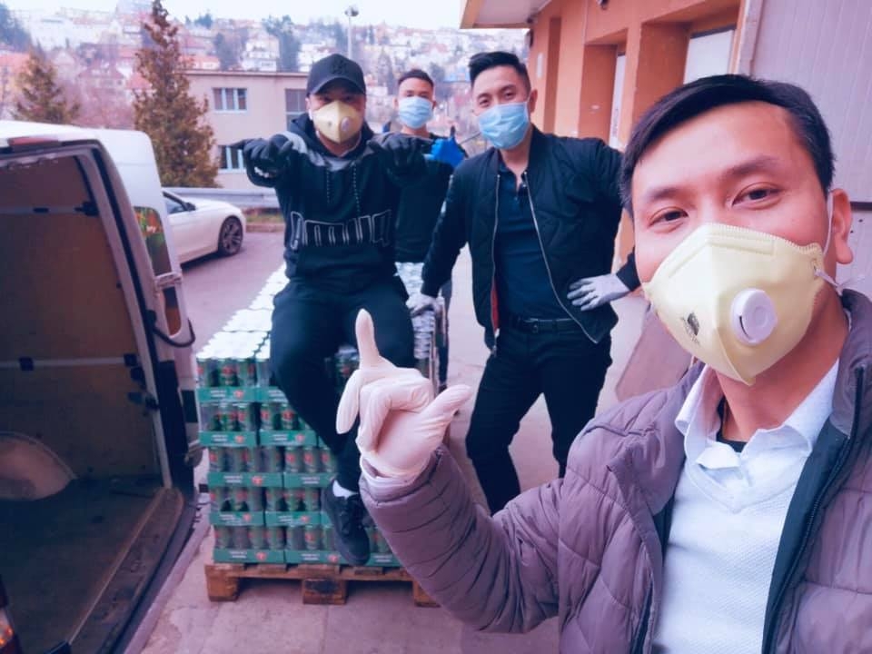 hoi lam cha me cz quyen gop 150 trieu mua nguyen lieu may khau trang mien phi giup sec chong covid 19