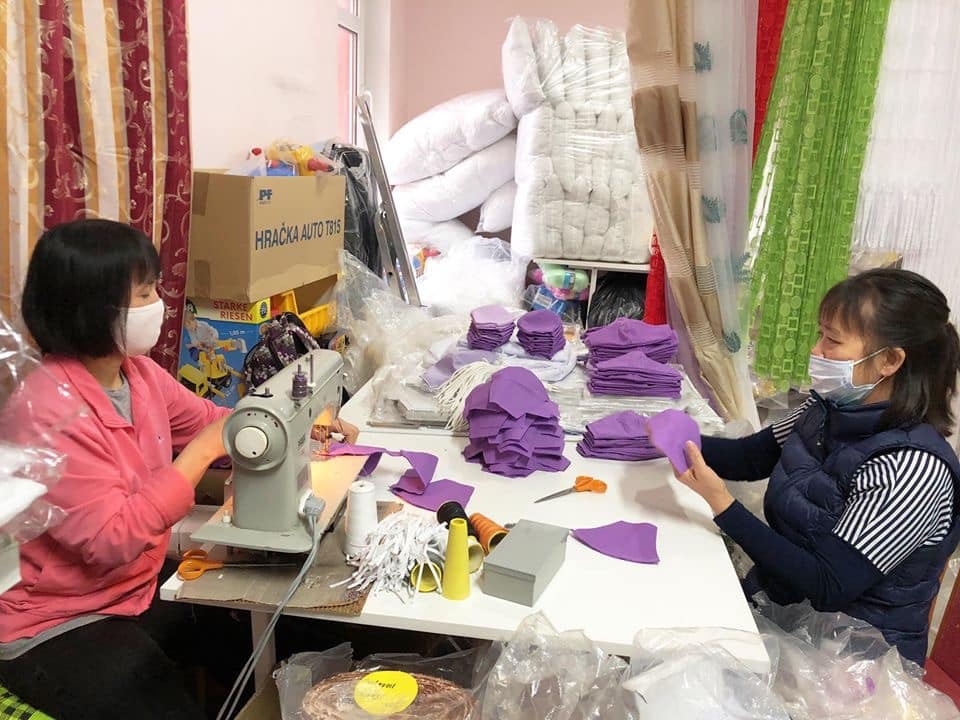 hoi lam cha me cz quyen gop 150 trieu mua nguyen lieu may khau trang mien phi giup sec chong covid 19
