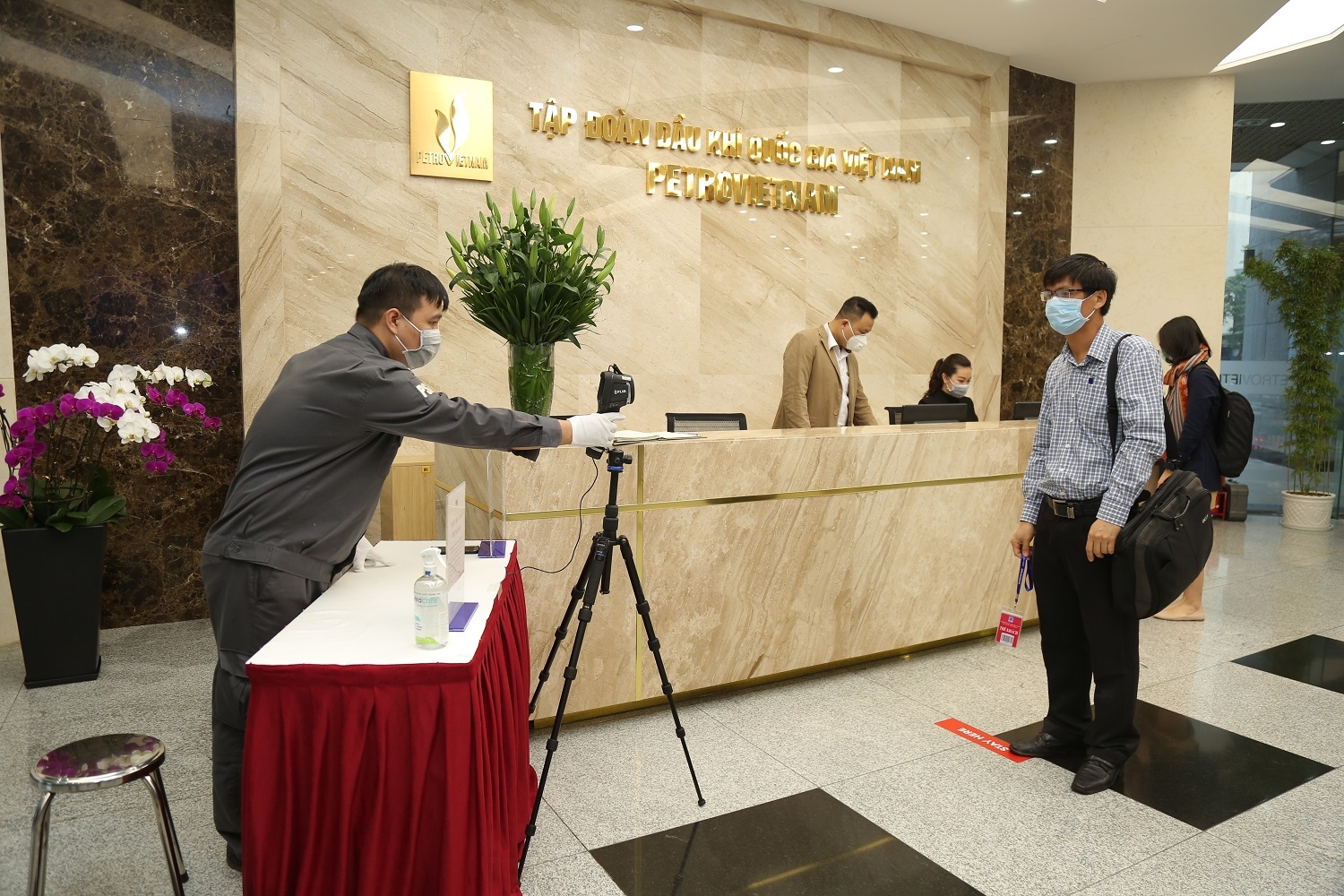 nhan vien nganh dau khi vuot kho chung suc chung long vuot qua giai doan kho khan nhat trong lich su cua tap doan