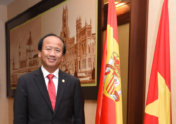 dai su ngo tien dung bao ho cong dan truoc covid 19 thong qua email whatsapp facebook hoi