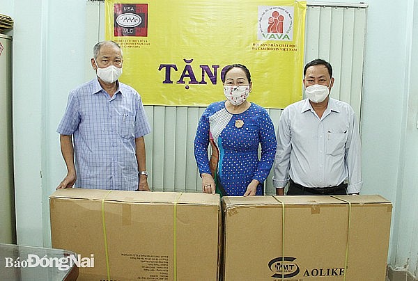 MSA VLC cùng VAVA bàn giao 10 chiếc xe lăn cho nạn nhân chất độc da cam/dioxin tại Đồng Nai