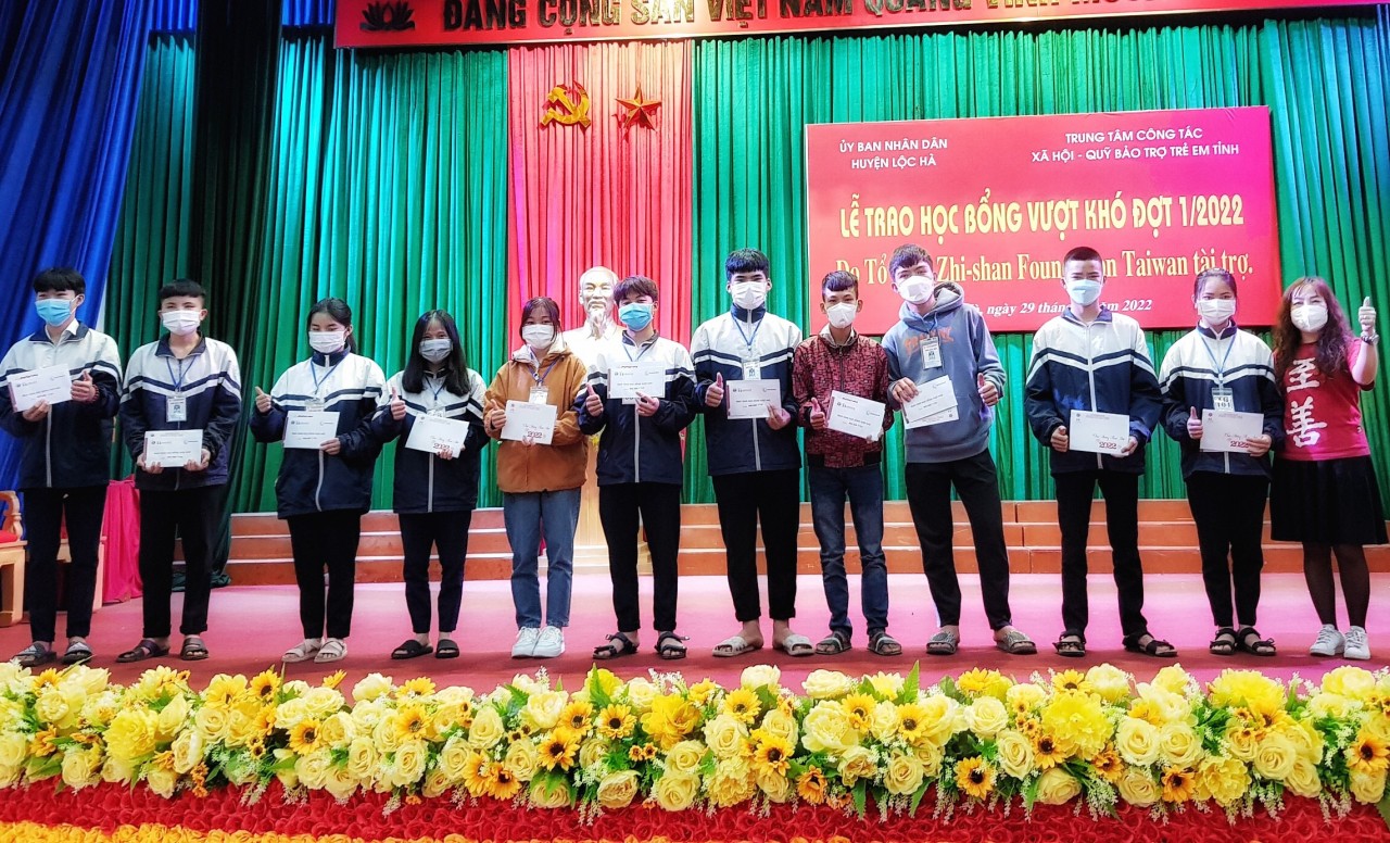 Zhi-Shan Foundation hỗ trợ hơn 650  đồng cho học sinh có hoàn cảnh khó khăn của Hà Tĩnh