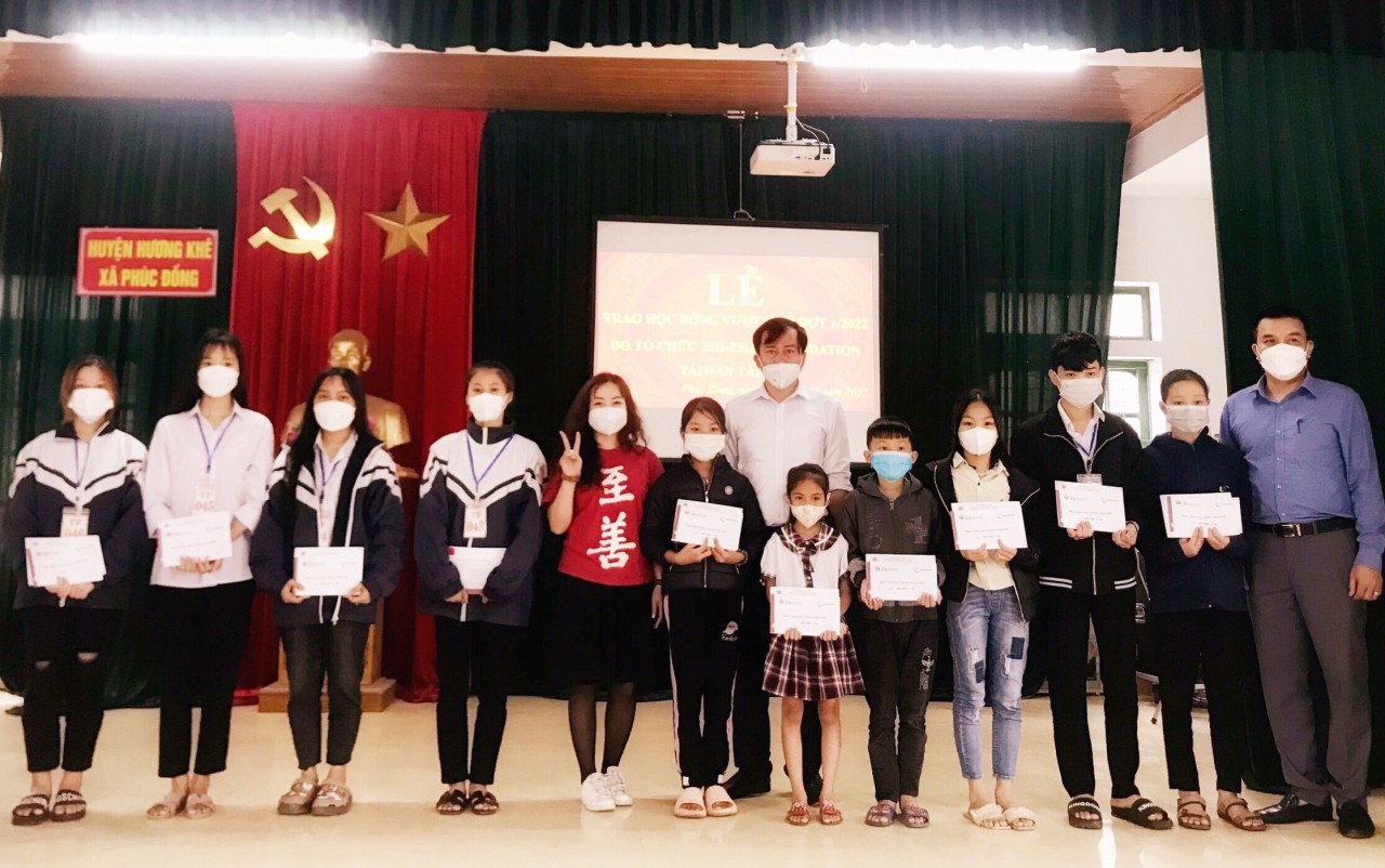Zhi-Shan Foundation hỗ trợ hơn 650  đồng cho học sinh có hoàn cảnh khó khăn của Hà Tĩnh