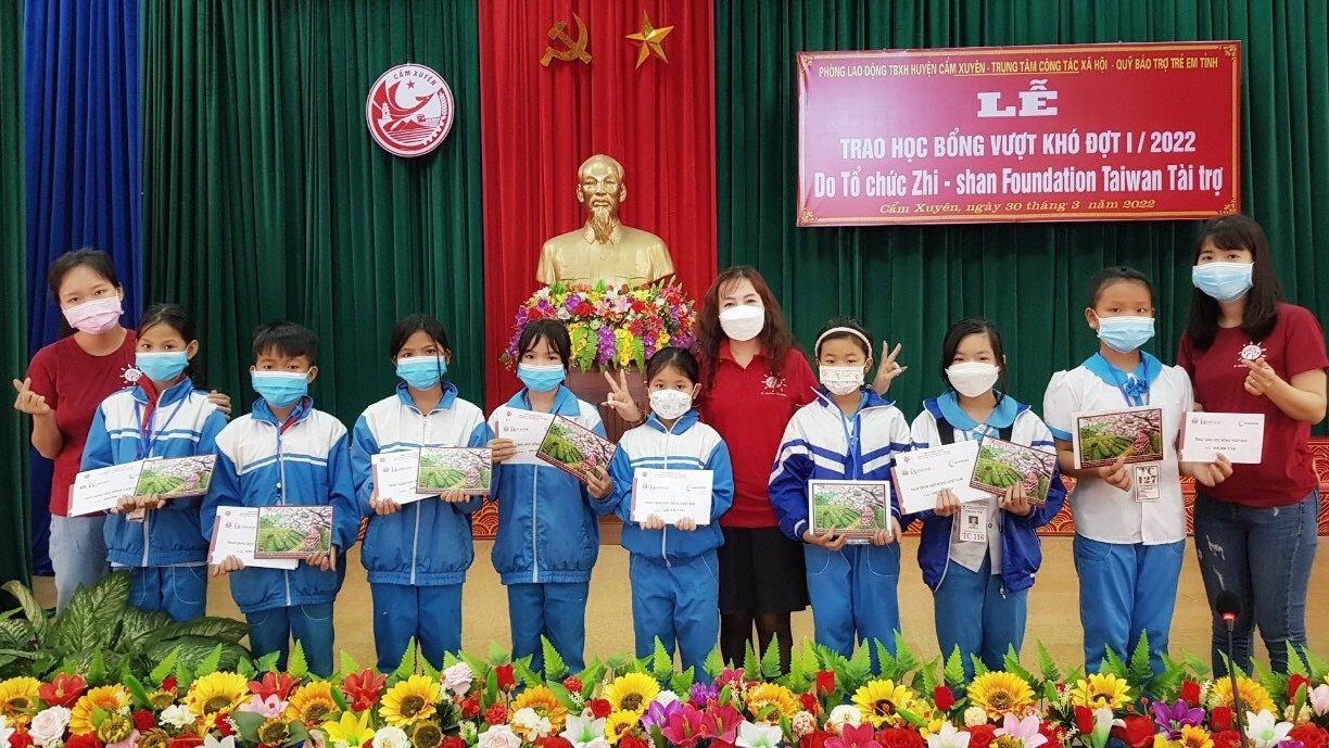 Zhi-Shan Foundation hỗ trợ hơn 650  đồng cho học sinh có hoàn cảnh khó khăn của Hà Tĩnh