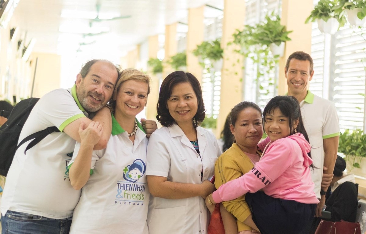 bac sy william amighetti muon dem khau trang chuyen dung in bang cong nghe 3d giup viet nam chong covid 19