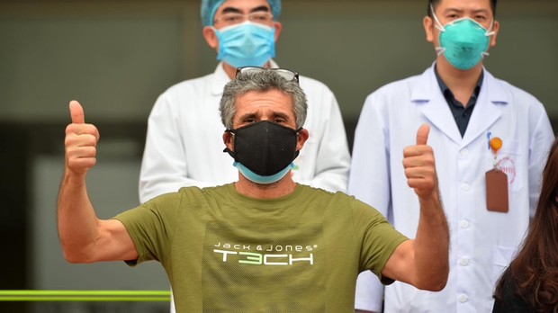 Bệnh nhân COVID-19 người Pháp: "Tôi cảm kích tấm lòng của các bác sĩ Việt Nam"