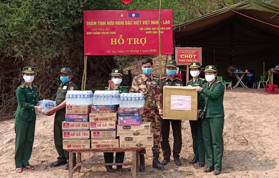 Bộ đội biên phòng Quảng Trị tặng vật tư y tế cho chiến sĩ đại đội 322 và Trạm công an 92 của Lào bo doi bien phong quang tri tang qua chien si dai doi 322 va tram cong an 92 cua lao