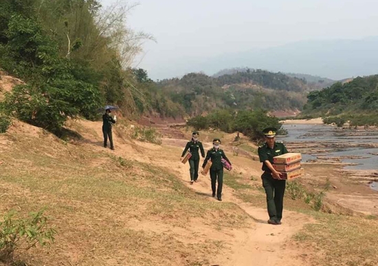 Bộ đội biên phòng Quảng Trị tặng vật tư y tế cho chiến sĩ đại đội 322 và Trạm công an 92 của Lào bo doi bien phong quang tri tang qua chien si dai doi 322 va tram cong an 92 cua lao